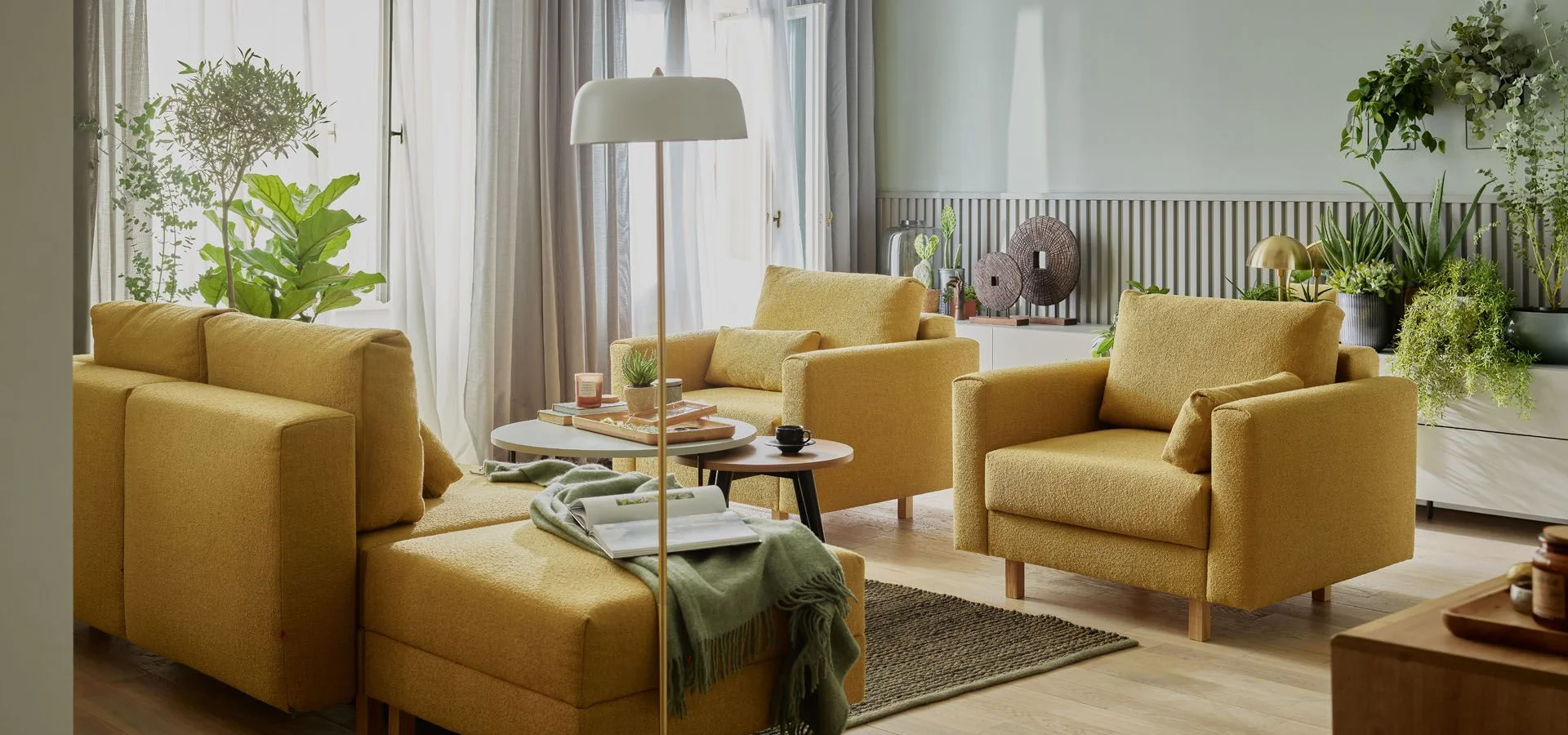 nowoczesnyy salon bez telewizora, sprzyjający relaksowi i rozrywce